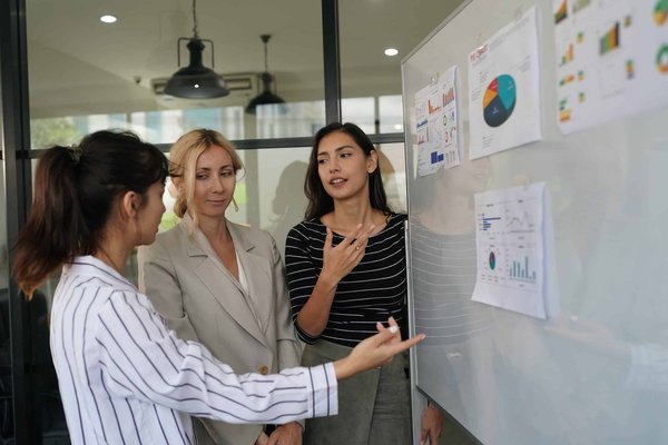 Collaboration entre départements : unir forces de vente et marketing